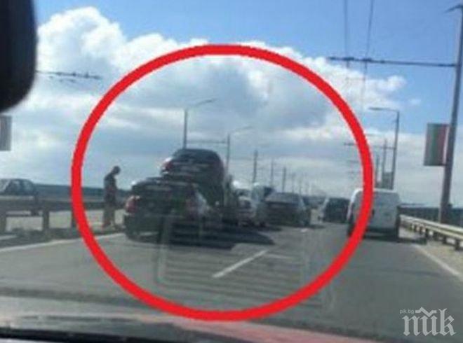 Ад на Аспаруховия мост: Кола блъсна друга отзад и я вдигна във въздуха