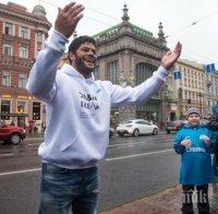 Хълк пя в центъра на Санкт Петербург