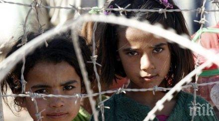 турската полиция разделя групи бежанците придвижващи гърция