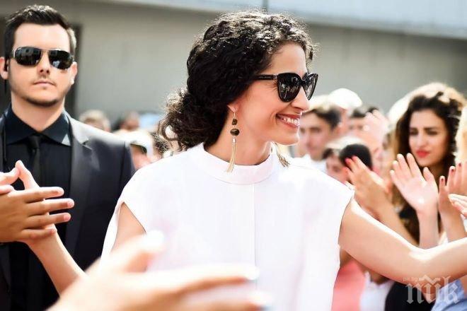 Ексклузивно в ПИК! Кандидат от Х фактор се облизва по Саня Армутлиева - прави й балада