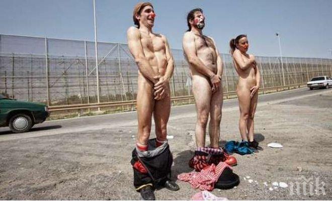 Клоуни разгневиха мюсюлмани с гол протест в тяхна защита 