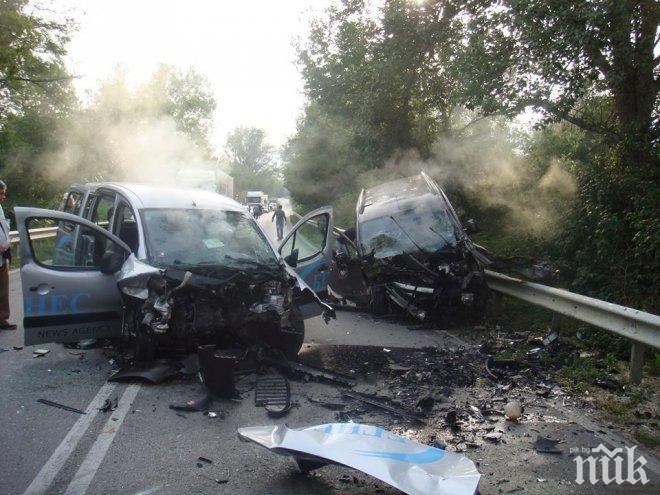 Възстановено е движението по пътя при Абланица, където стана зверската катастофа