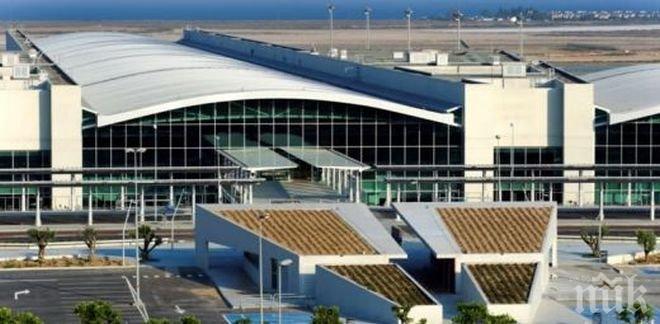 Майка и дъщеря живеят повече от година на летището в Ларнака