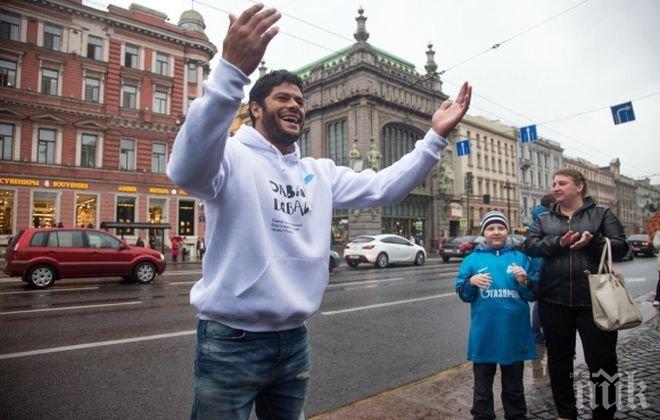 Хълк пя в центъра на Санкт Петербург