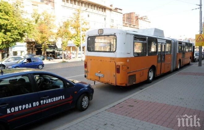 Автобус аварира на ул. Оборище в столицата