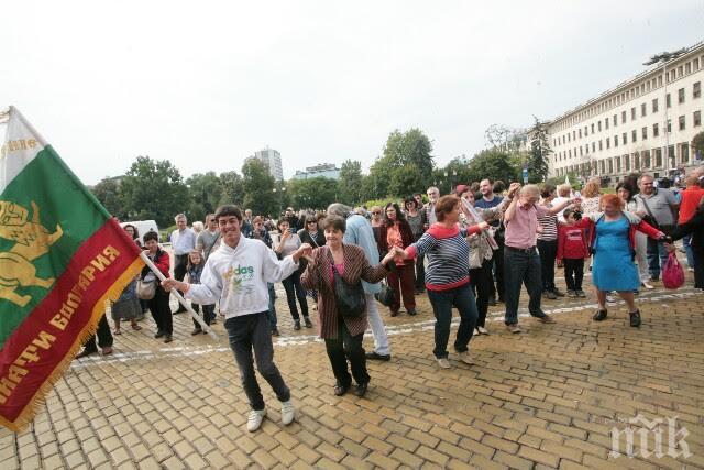 Кръшно хоро се изви на жълтите павета в София по случай Деня на независимостта (снимки)