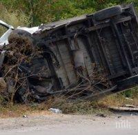 Работник се обърна с фадрома край петричко село 
