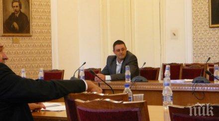 първо пик страхотия агент данс влезе парламента заради оръжия масово поразяване снимки