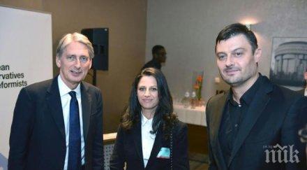 календерска британският външен министър обсъдиха проблема бежанците снимки