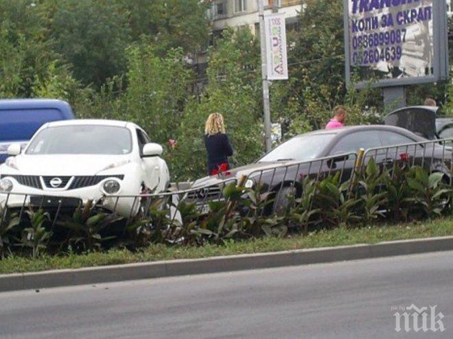 Две коли се натресоха на варненски булевард (снимки)
