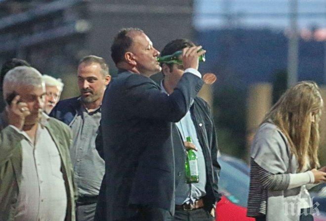 Супер сензация в ПИК и „Ретро”! Наздраве, другарю! Миков агитира почерпен на предизборна обиколка! Шишето не излиза от устата му! (папарашки снимки) 