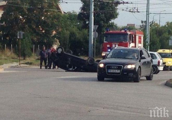 Кола се обърна в Бистрица. Линейка и патрулка хвърчат към местопроизшествието 