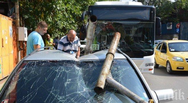 Нов автобус на градския транспорт се размаза в стълб (снимки)