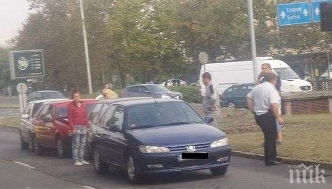 Верижна катастрофа в Бургас! Четири коли се нанизаха до пешеходна пътека