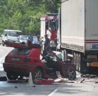 Кола се заби в камион! Шестима в спешното след катастрофата
