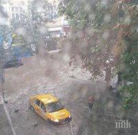 Плевен е под вода след порой (снимки)