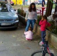 Нагъл джигит ползва детска площадка за паркинг
