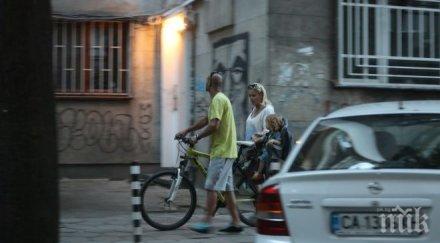 пик семейството лора крумова разходка софия малкият явор вози колело журналистката отказа сладолед папарашки снимки