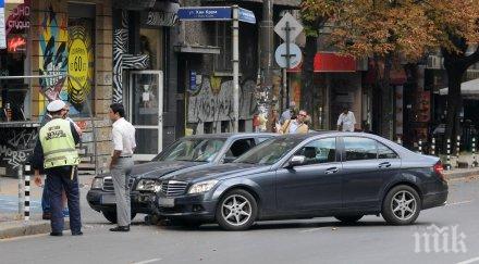 два мерцедеса удариха центъра софия