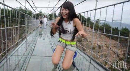 ужас истерия припаднали туристи стъкления мост видео