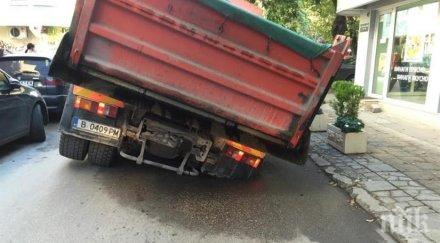 извънредно улица погълна камион варна хората повярват случва снимки