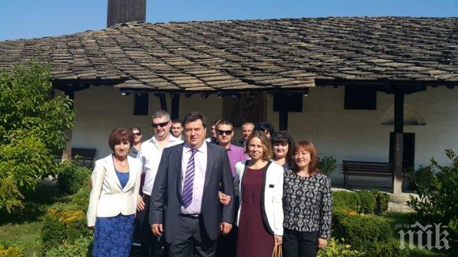 Кандидатът на ГЕРБ за кмет на Трявна откри предизборната си кампания с молебен (снимки)
