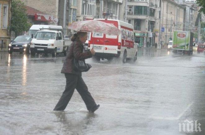 Проливният дъжд в Плевен наводни редица търговски обекти