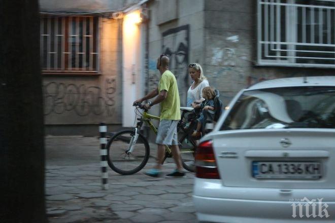 САМО в ПИК! Семейството на Лора Крумова на разходка из София! Малкият Явор се вози на колело, журналистката му отказа сладолед (папарашки снимки)