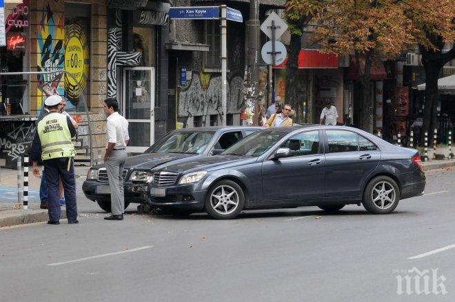 Два мерцедеса се удариха в центъра на София