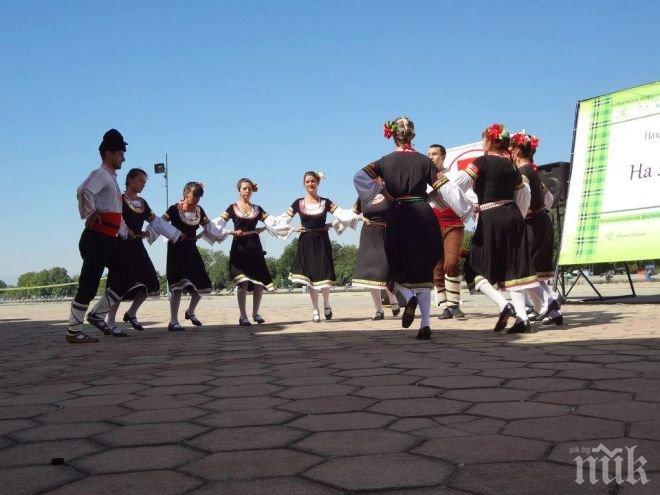 Над 400 души ще се хванат На хорото под Тепето