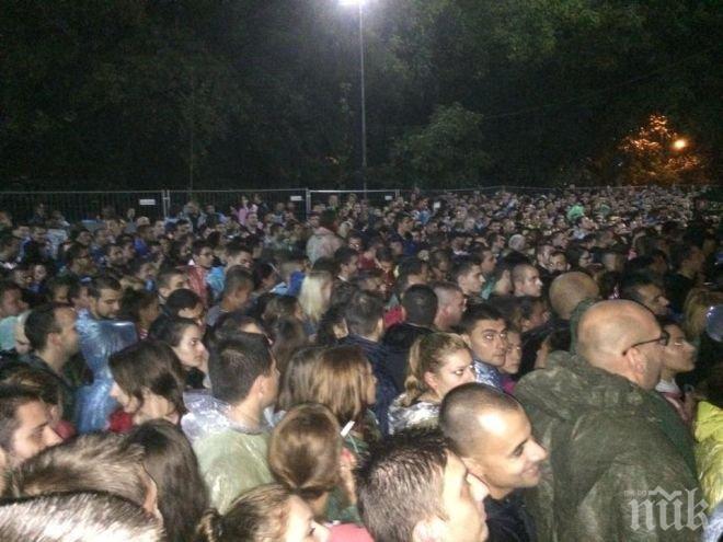 САМО в ПИК! Линейка се появи пред стадион Васил Левски! Дългия излъга феновете си и в интернет, хората платиха 5 лева, а сайтът на Шоуто на Слави се бъгна за концерта! (обновена+снимки)