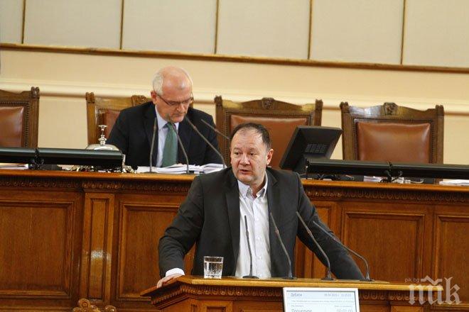 Скандал! Михаил Миков обиди гадно председателстващия парламента Главчев
