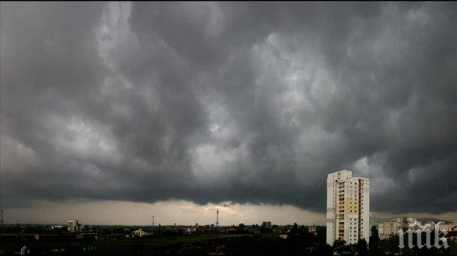 В Пловдив става страшно! Черни облаци надвиснаха над града! (снимки)
