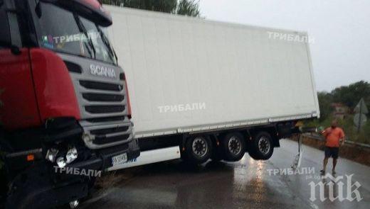 ТИР самокатастрофира на върха на Прохода на Републиката
