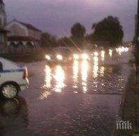 Кошмар на пътя! Над 100 коли блокирани на между Пловдив и Свиленград заради потоп (снимки)
