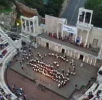 Уникално! Вижте мощта на 101 каба гайди в Античния театър (видео)
