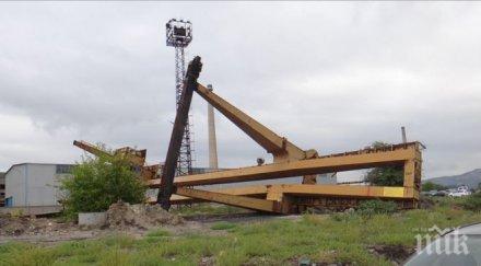 пожарникари опитват стигнат затрупания багерист знае състоянието