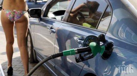 бензиностанция впечатляваща екстра жени бикини пълнят безплатно снимки