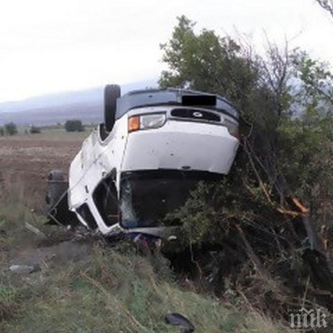 ИЗВЪНРЕДНО в ПИК! Автомобил се преобърна на пътя Якоруда-Юндола, 4-ма пострадаха