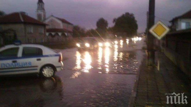 Кошмар на пътя! Над 100 коли блокирани на между Пловдив и Свиленград заради потоп (снимки)
