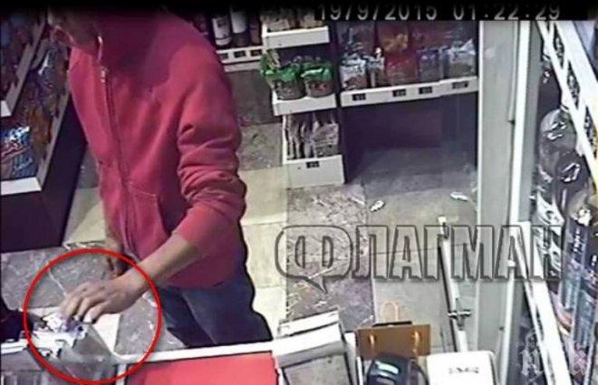 Издирват измамници, ударили един от най-оборотните магазини в Бургас! Има парична награда (снимки и видео)
Издирват измамници, ударили един от най-оборотните магазини в Бургас! Има парична награда (снимки и видео)