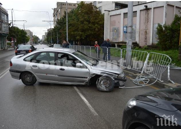 Шофьор отнесе ограда във Враца (снимки)