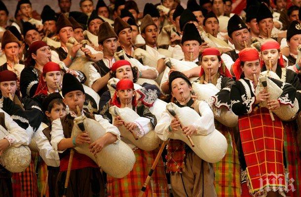 101 каба гайди спряха дъха на стотици в Античния театър (видео)