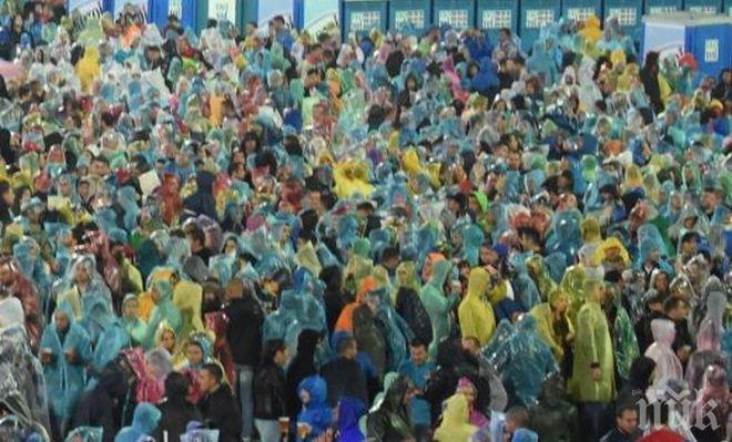 Равносметката след концерта на Слави Трифонов: Тонове боклуци около стадиона и стотици селфита с дъждобрани в мрежата