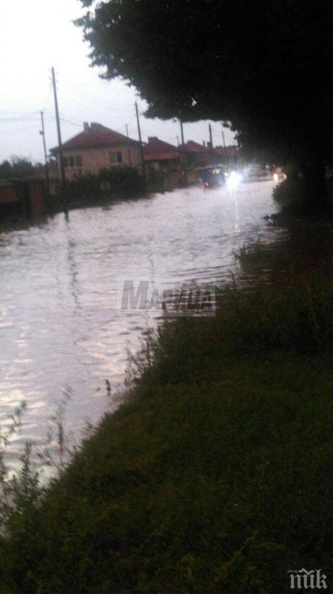 Градушка удари пловдивско село, наводни се път, църква е под вода (снимки)