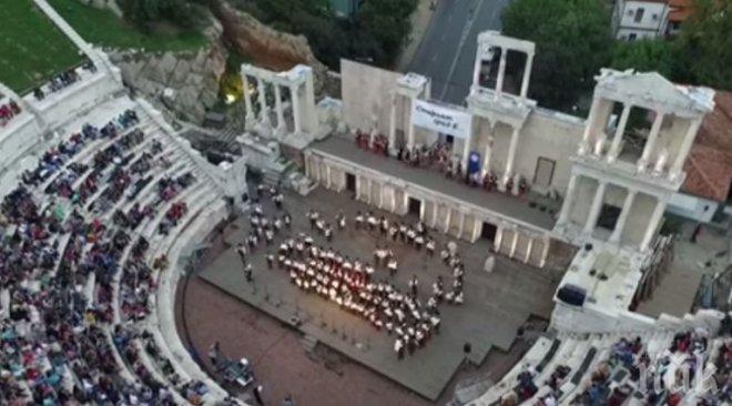 Уникално! Вижте мощта на 101 каба гайди в Античния театър (видео)
