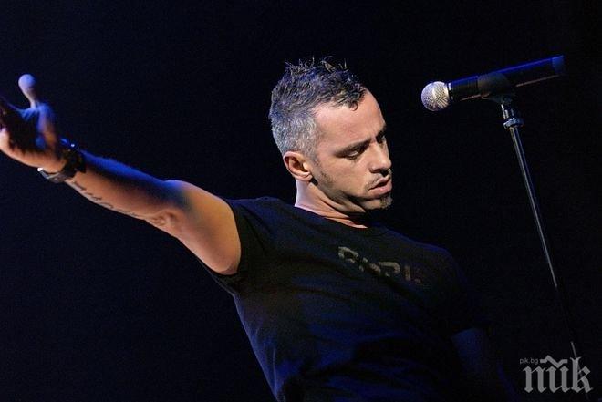 Ерос Рамацоти пя пред 15 000 в Арена Армеец
