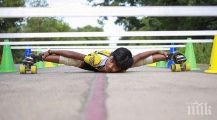 годишно индийче премина коли кънки снимки