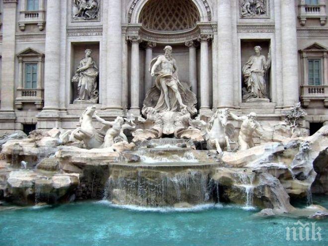 Пияни англичани се къпаха чисто голи във фонтан в Рим, закопчаха ги 