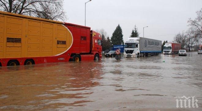 Потоп! Международен път е под вода, в Поповица бедстват